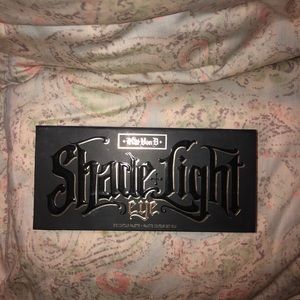 KAT VON D. SHADE AND LIGHT EYESHADOW PALETTE